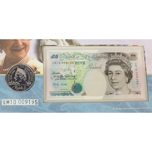 2762 - Two 2000 Queen Elizabeth The Queen Mother £5 note and coin cover, serial numbers QM10009195 and QM10... 