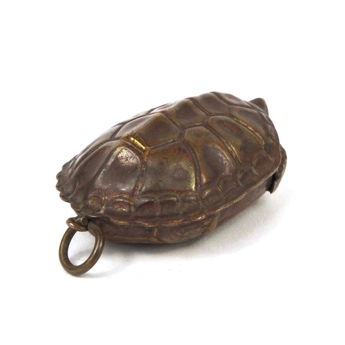 362A - Novelty brass tortoise vesta, 5cm long