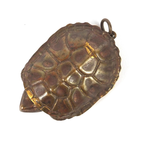 362A - Novelty brass tortoise vesta, 5cm long