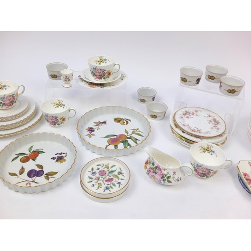 298 - Collection of tea/dinnerware including Royal Doulton Arcadia, Royal Worcester Evesham, Copeland Spod... 