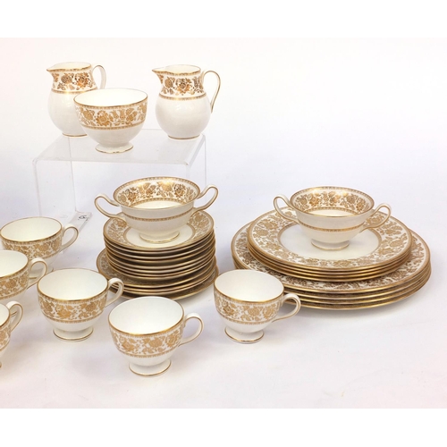 2231 - Collection of Wedgwood gold Damask pattern tea/dinnerware including cups, saucers and dinner plates