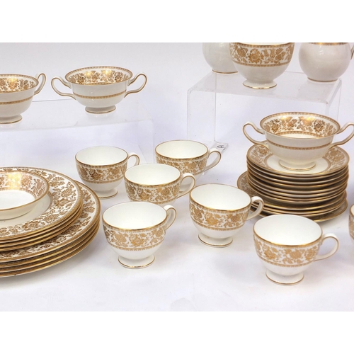 2231 - Collection of Wedgwood gold Damask pattern tea/dinnerware including cups, saucers and dinner plates