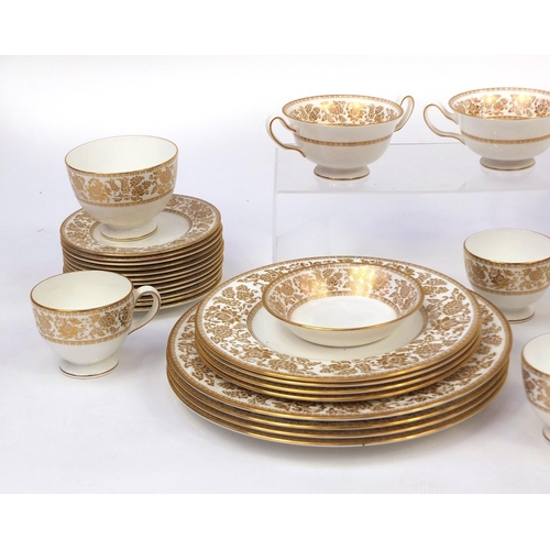 2231 - Collection of Wedgwood gold Damask pattern tea/dinnerware including cups, saucers and dinner plates