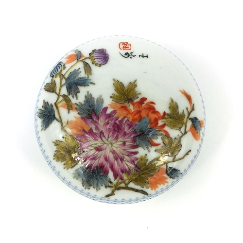 466 - Chinese porcelain seal/rouge box and cover, the lid hand painted with flowers and foliage, character... 