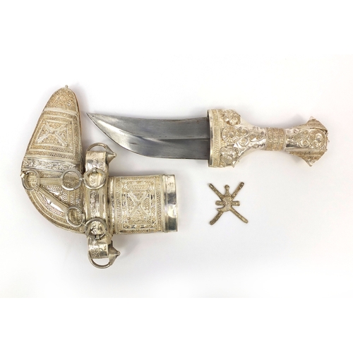 621 - Omani Khanjar dagger with unmarked silver mounted handle and sheath, housed in a display case, the d... 