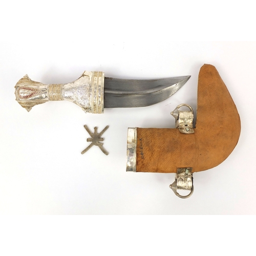 621 - Omani Khanjar dagger with unmarked silver mounted handle and sheath, housed in a display case, the d... 