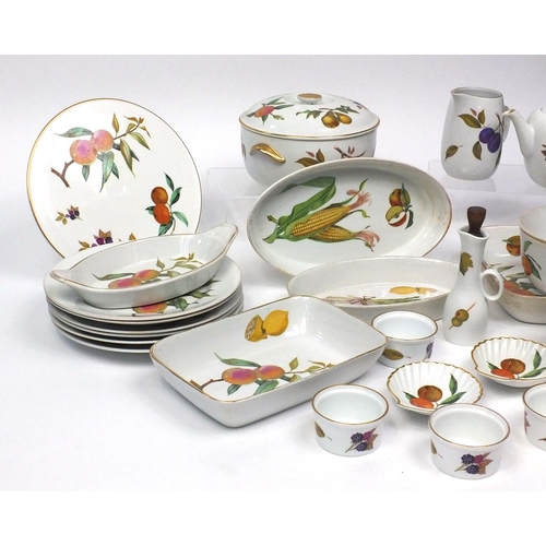 579 - Collection of Royal Worcester Evesham pattern tea/dinner ware including teapot, lidded tureen, bowls... 