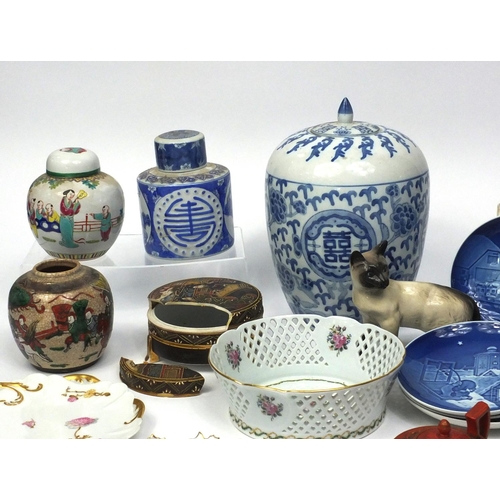 571 - Box of assorted china including a Beswick Siamese cat, large Oriental blue and white vase, Oriental ... 