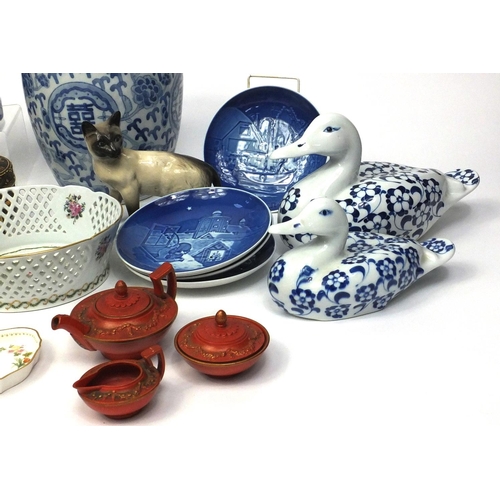 571 - Box of assorted china including a Beswick Siamese cat, large Oriental blue and white vase, Oriental ... 