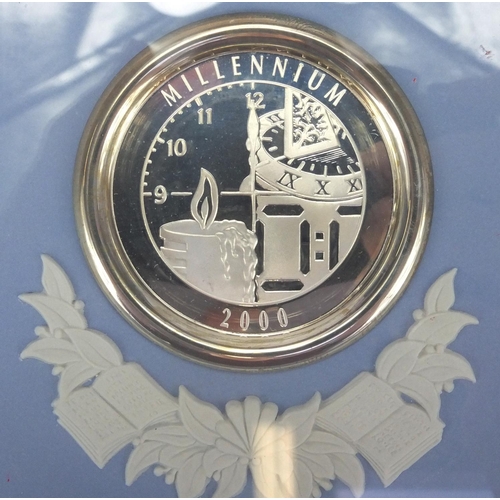 2299 - Millennium 2000 commemorative silver pin dish with inset five pound coin, together with a Millennium... 