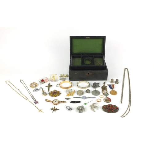 2543 - Victorian leather jewellery box with assorted jewellery including a 9ct gold metal core bracelet, 22... 