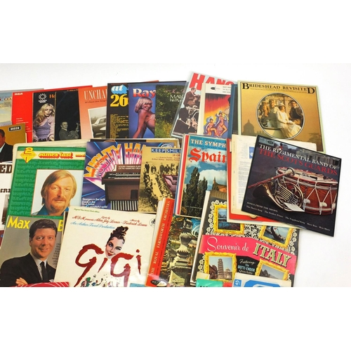 568 - Box of assorted vinyl LP records and 45RPM records including Barry Manilow, Glen Campbell, Peter Daw... 