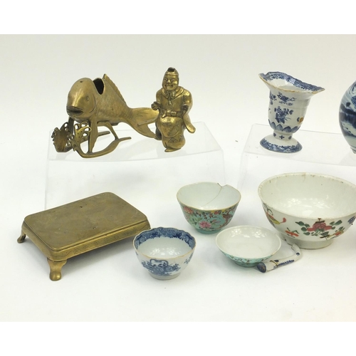 582 - Small collection of antique Chinese porcelain including bottle vase, tea bowls etc