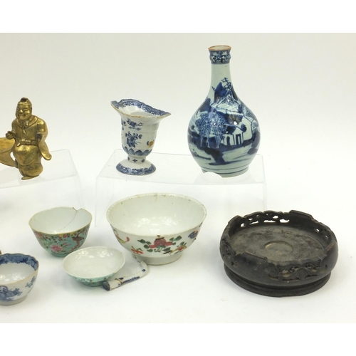 582 - Small collection of antique Chinese porcelain including bottle vase, tea bowls etc