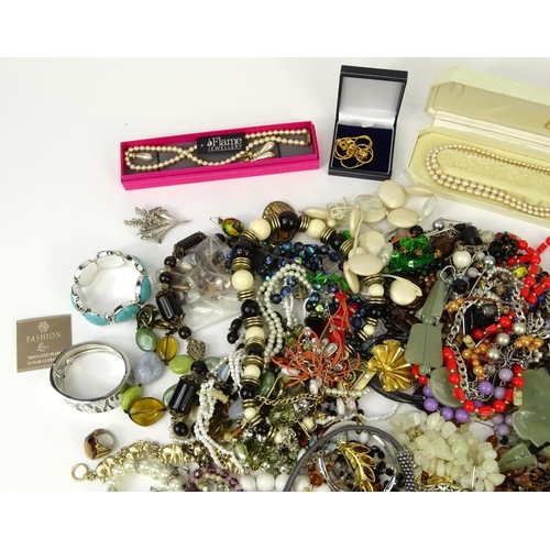 385 - Bag of vintage and later costume jewellery including necklaces, brooches, bracelets etc