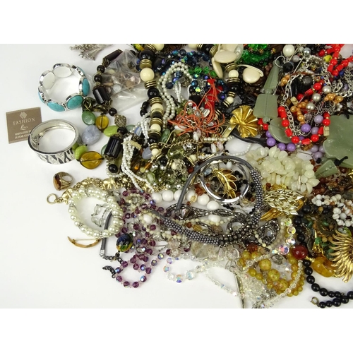 385 - Bag of vintage and later costume jewellery including necklaces, brooches, bracelets etc