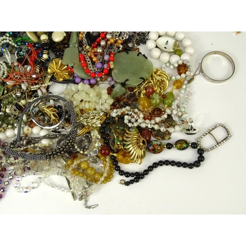 385 - Bag of vintage and later costume jewellery including necklaces, brooches, bracelets etc