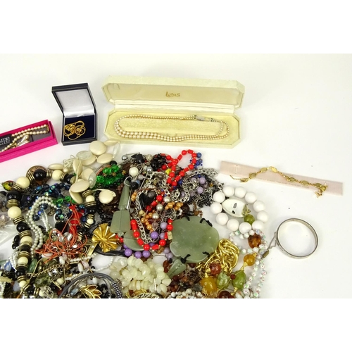 385 - Bag of vintage and later costume jewellery including necklaces, brooches, bracelets etc