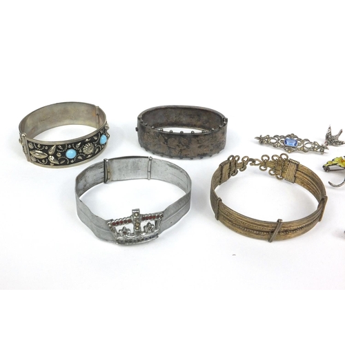 346 - Assorted jewellery including a Victorian silver bangle with floral chase decoration, marcasite brooc... 