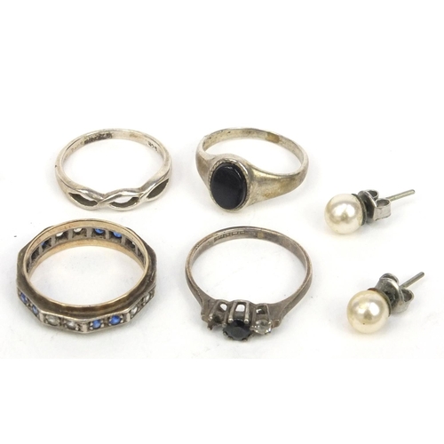 352 - Small selection of assorted jewellery including silver rings, jet style brooch, cameo pendant etc