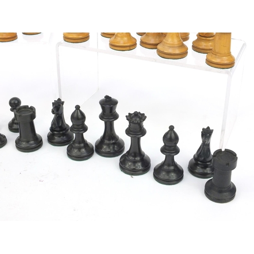 511 - Set of carved and turned wood chess pieces, the largest 7cm high