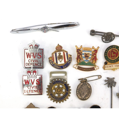 435 - Small selection of vintage badges including Golly Golden Shred examples and other enamelled examples