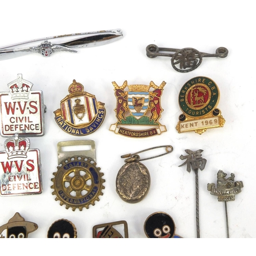 435 - Small selection of vintage badges including Golly Golden Shred examples and other enamelled examples