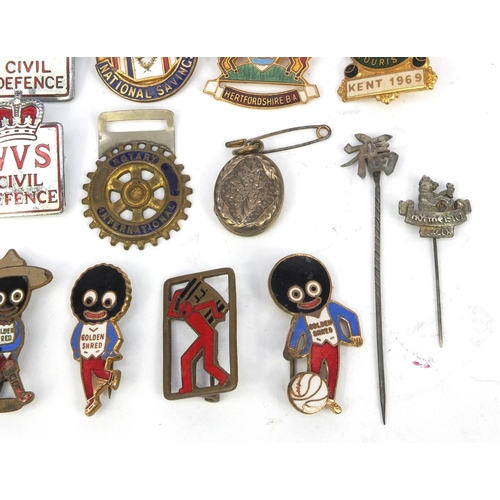 435 - Small selection of vintage badges including Golly Golden Shred examples and other enamelled examples