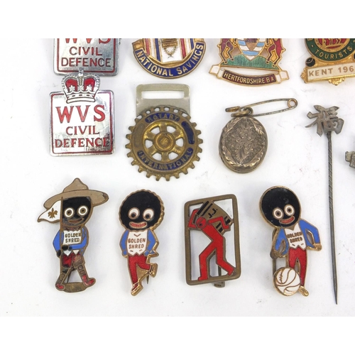 435 - Small selection of vintage badges including Golly Golden Shred examples and other enamelled examples