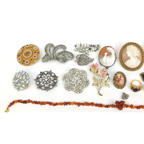 370 - Small selection of vintage and later costume jewellery including amber coloured beads, silver mounte... 