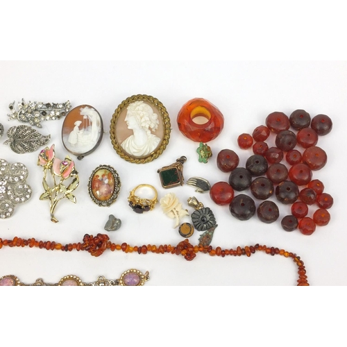 370 - Small selection of vintage and later costume jewellery including amber coloured beads, silver mounte... 