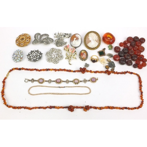 370 - Small selection of vintage and later costume jewellery including amber coloured beads, silver mounte... 