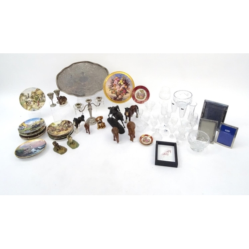 618 - Quantity of assorted miscellaneous items to including silver plated photo frame, silver plated tray,... 