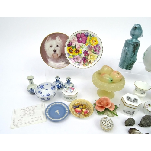 625 - Collectable china including Aynsley and Wedgwood examples, an onyx carving of still life fruit in a ... 