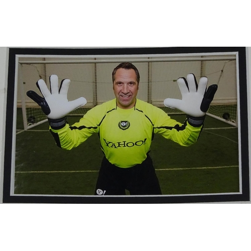 725 - David Seaman autographed t-shirt with presentation plaque, signed by David Seaman launch of Yahoo! W... 