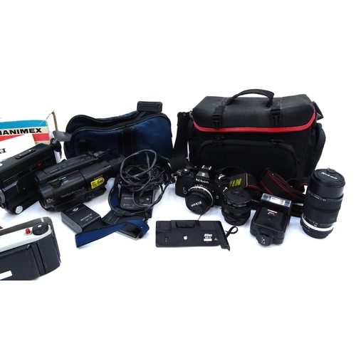 327 - Assorted cameras and accessories including a Zeiss Ikon Compur, Nikon with spare lenses etc