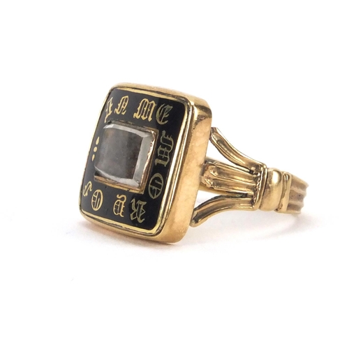 910 - 9ct gold black enamel mourning ring - In Memory Of, with central glass panel, size M, approximate we... 