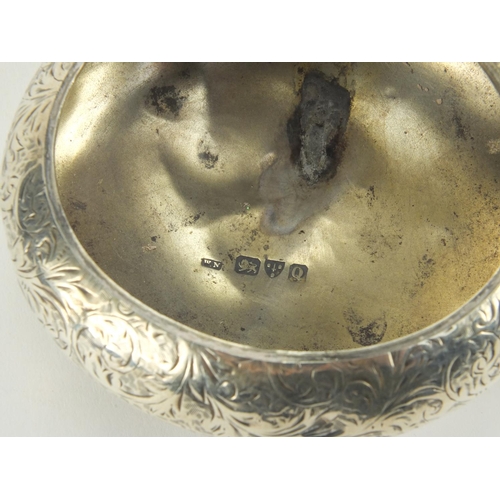 862 - Victorian silver squeeze action snuff box with floral chased decoration, Chester 1899, 8cm long, app... 