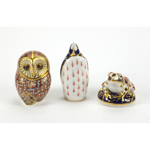 2146 - Three Royal Crown Derby paperweights comprising an owl with silver stopper, a penguin and a frog, ea... 