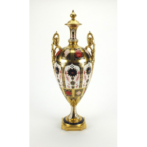 2120 - Large Royal Crown Derby old Imari pattern trophy vase with twin handles and gold block design, facto... 