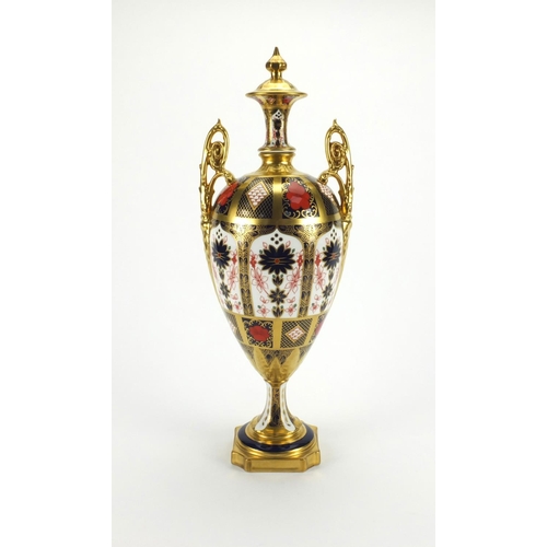 2119 - Large Royal Crown Derby old Imari pattern trophy vase with twin handles and gold block design, facto... 