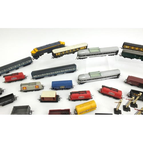 426 - Predominantly Tri-ang OO gauge model railway including six locomotvies numbers 47606, 46201, Princes... 