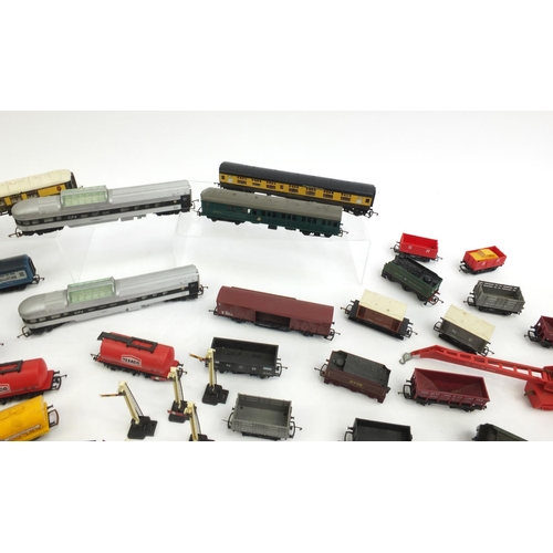 426 - Predominantly Tri-ang OO gauge model railway including six locomotvies numbers 47606, 46201, Princes... 