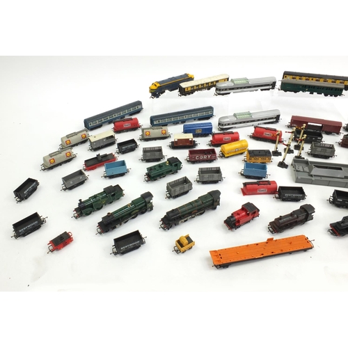 426 - Predominantly Tri-ang OO gauge model railway including six locomotvies numbers 47606, 46201, Princes... 