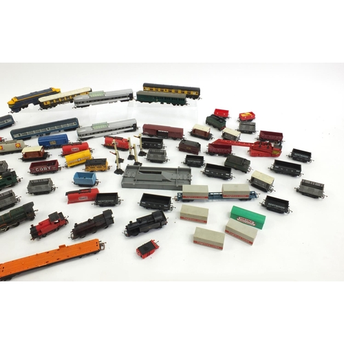 426 - Predominantly Tri-ang OO gauge model railway including six locomotvies numbers 47606, 46201, Princes... 