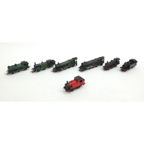 426 - Predominantly Tri-ang OO gauge model railway including six locomotvies numbers 47606, 46201, Princes... 