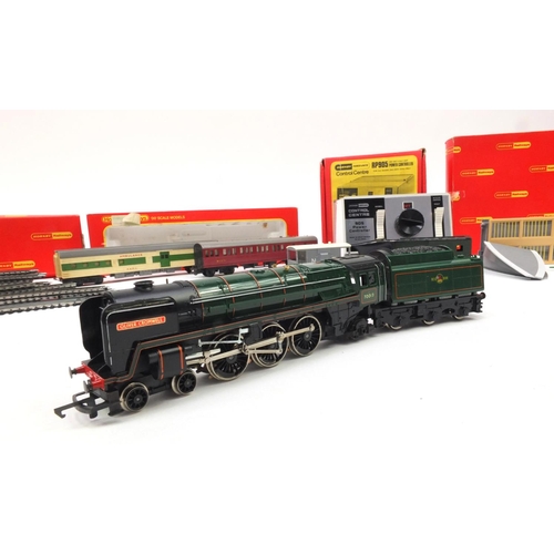 424 - Hornby and Tri-ang OO gauge model railway mostly boxed including R 552 Oliver Cromwell locomotive an... 