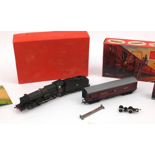 425 - OO gauge model railway comprising Dorchester Castle locomotive and tender, Hornby Mail coach set and... 