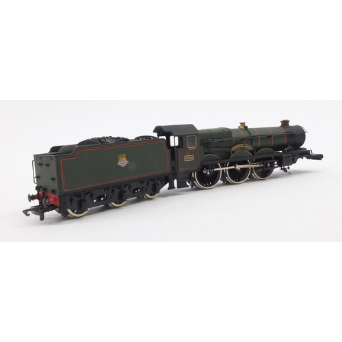 425 - OO gauge model railway comprising Dorchester Castle locomotive and tender, Hornby Mail coach set and... 