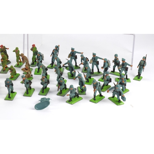 385 - Britain's plastic soldiers, figures with accessories including Zulu's